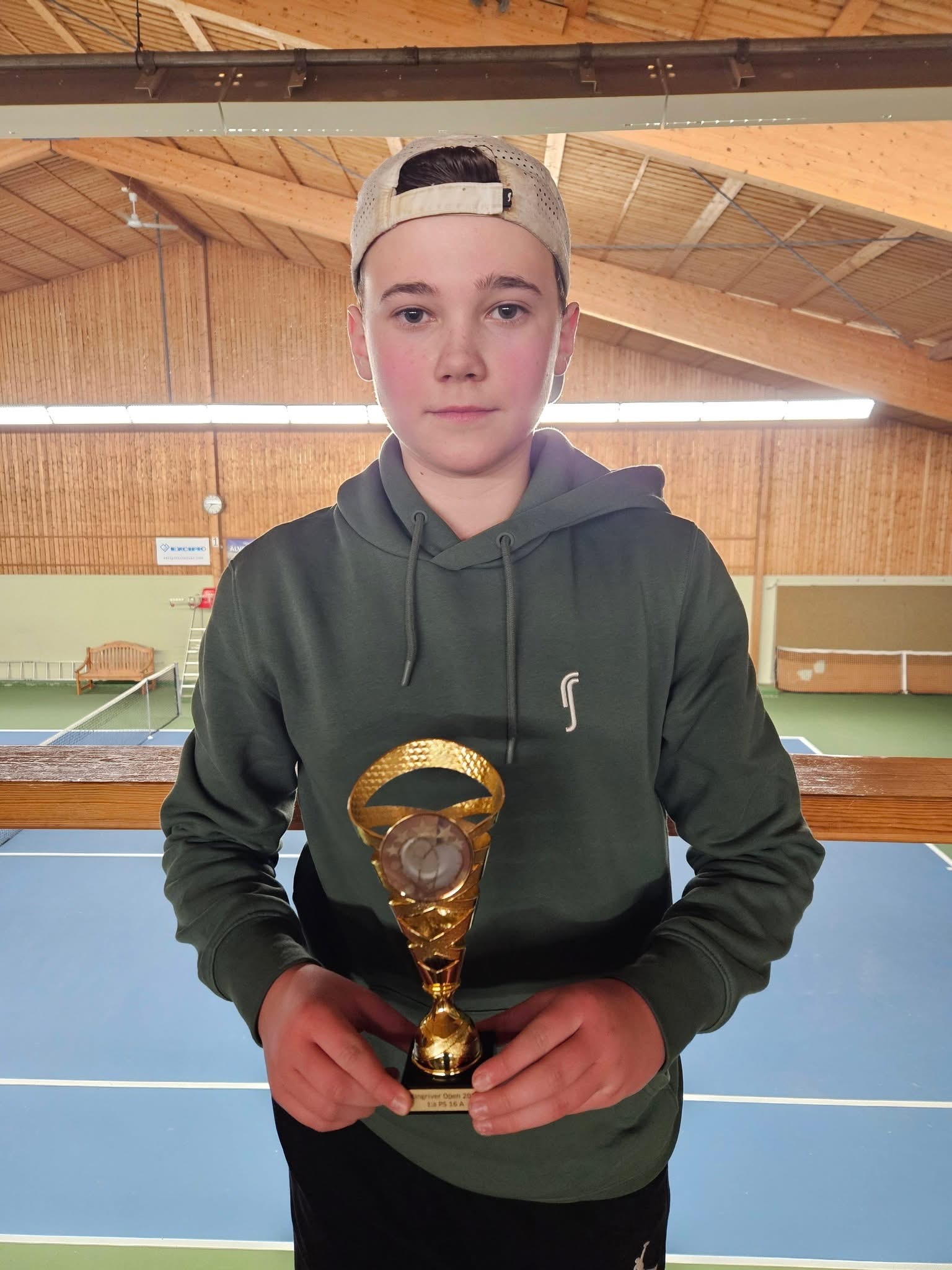 Tävlingsspelare från Kungälvs Tennisklubb med pokal