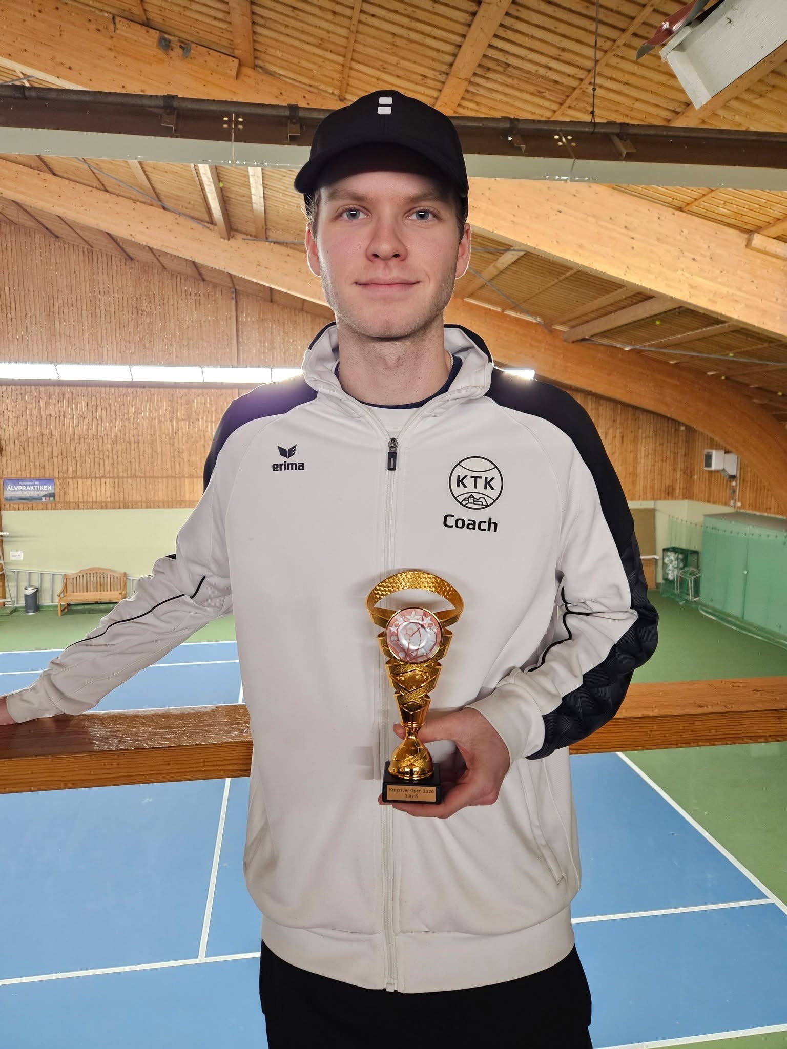 Tävlingsspelare och tränare från Kungälvs Tennisklubb