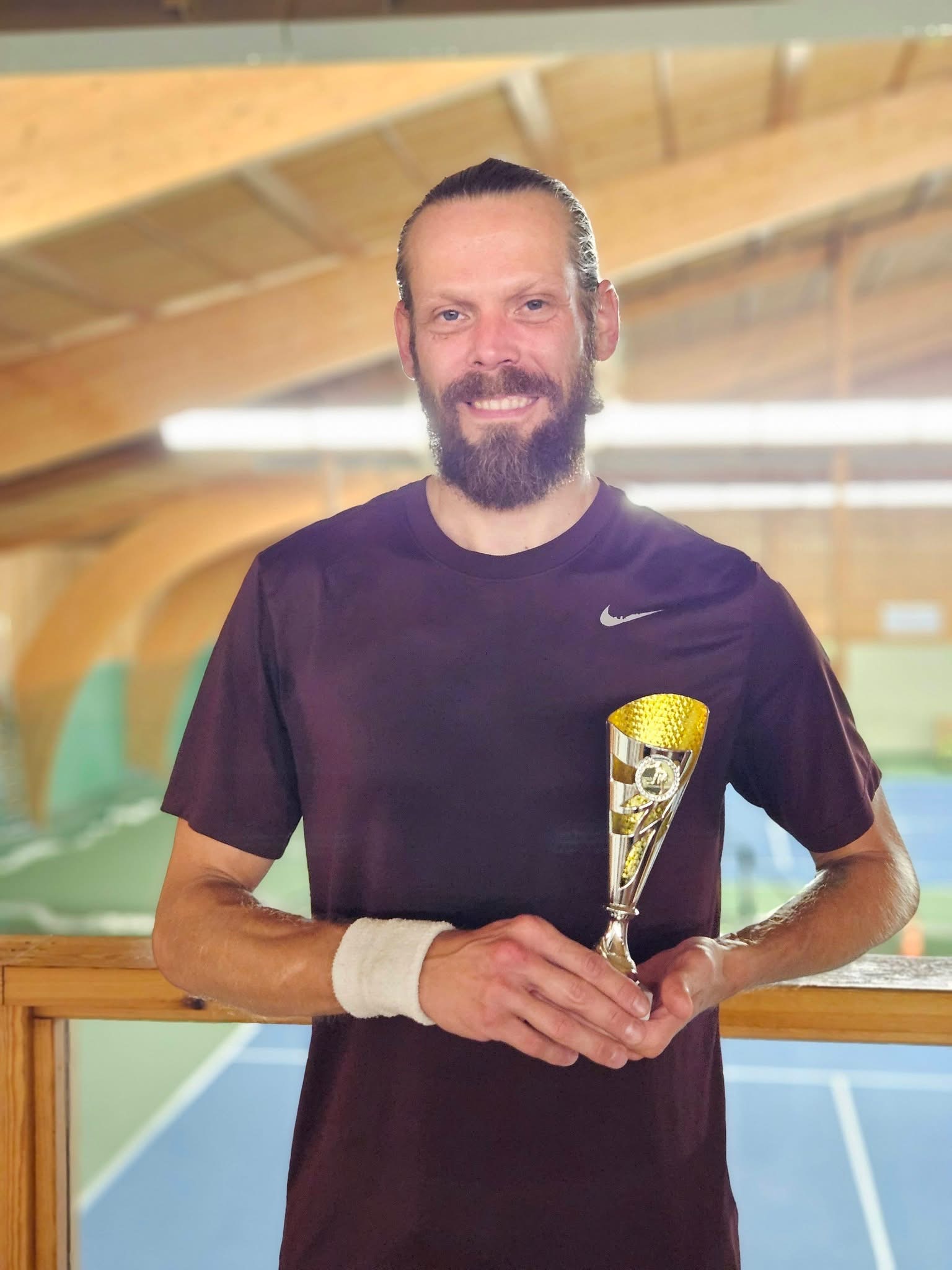 Tävlingsspelare från Kungälvs Tennisklubb med pokal