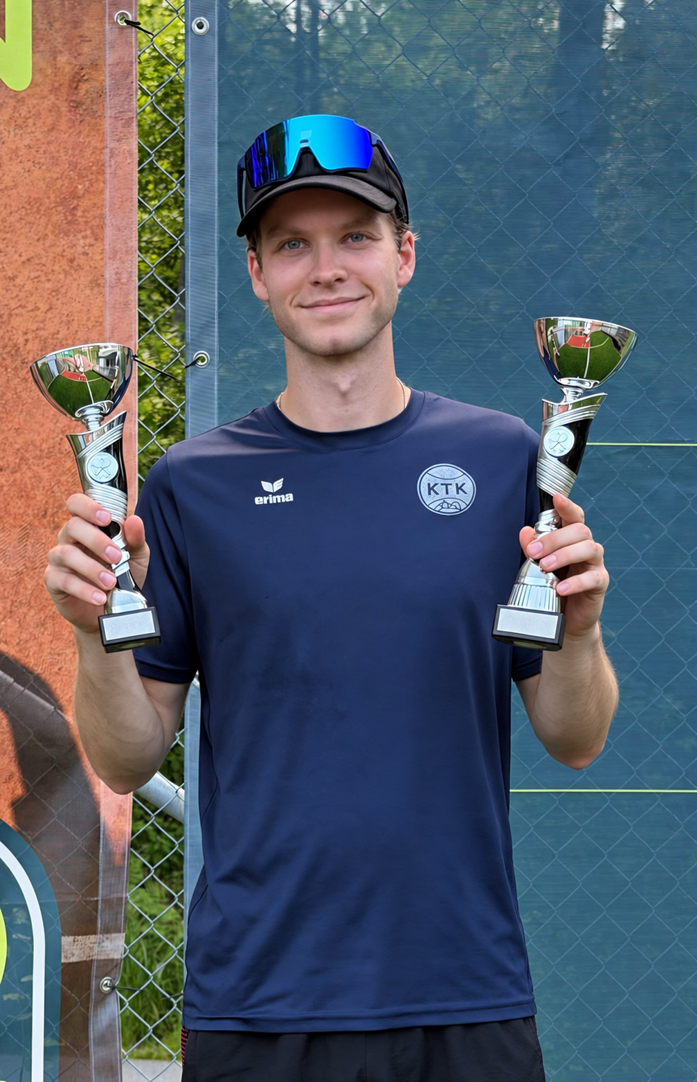 Tävlingsspelare från Kungälvs Tennisklubb med två pokaler