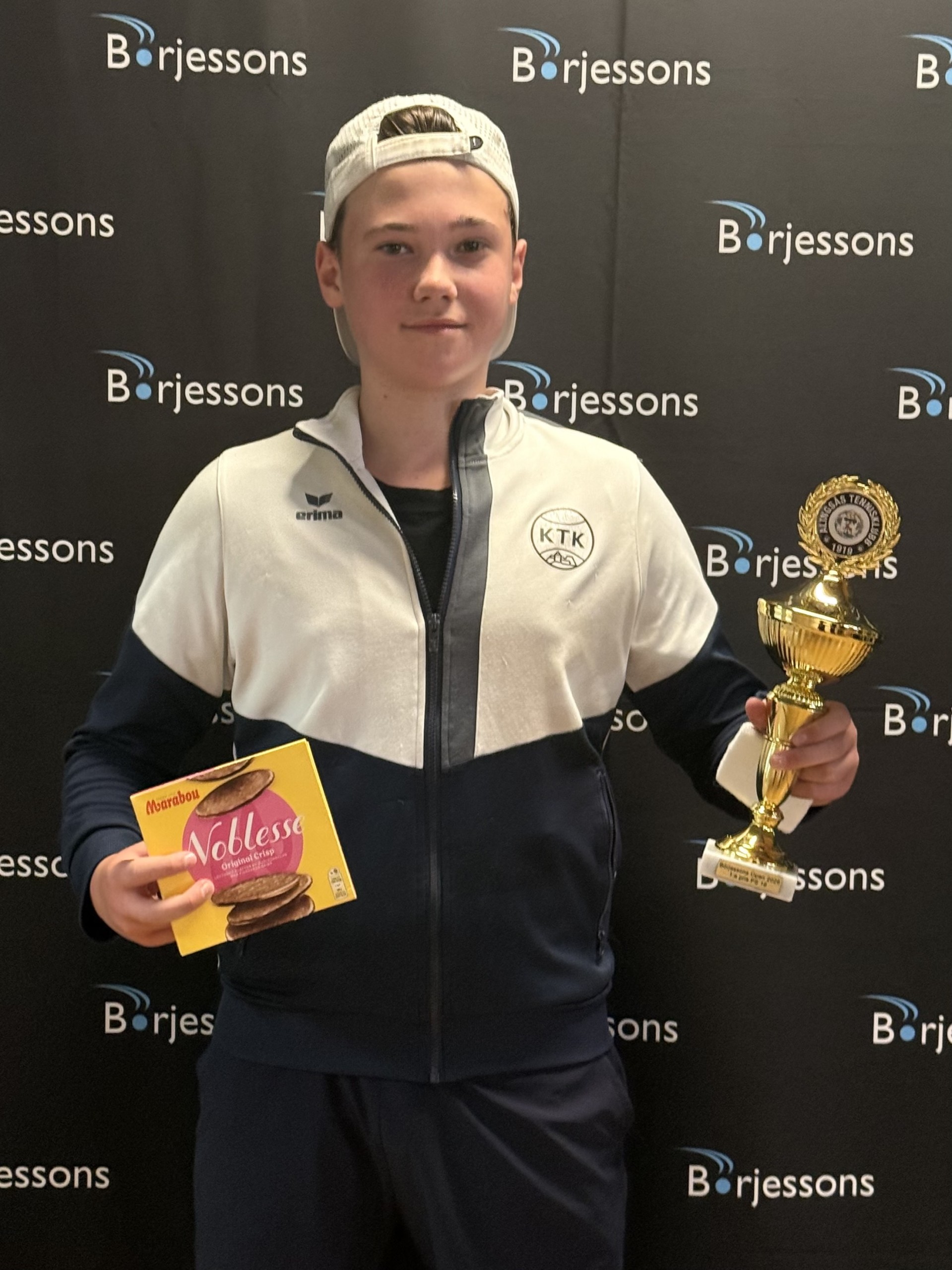 Ung tävlingsspelare från Kungälvs Tennisklubb med pokal